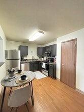 Sun Prairie/Vista Court Apartments in West Des Moines, IA - Foto de edificio - Building Photo