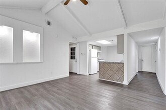 7027 Log Hollow Dr in Houston, TX - Building Photo - Building Photo
