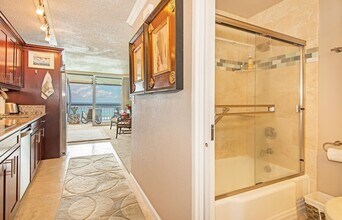 2877 Kalakaua Ave in Honolulu, HI - Building Photo - Building Photo