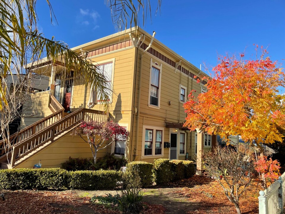 933 Santa Clara Ave in Alameda, CA - Building Photo