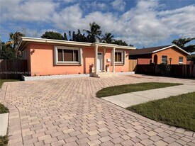 2435 Wilson St in Hollywood, FL - Building Photo