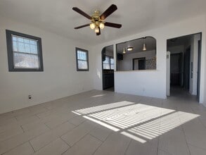 1315 W 101st St, Unit 1 in Los Angeles, CA - Foto de edificio - Building Photo