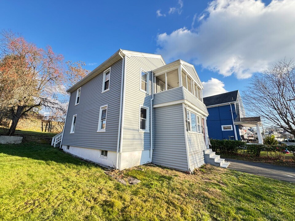 145 Division St in Ansonia, CT - Building Photo