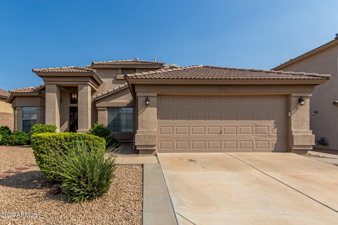 6425 W Briles Rd in Phoenix, AZ - Building Photo