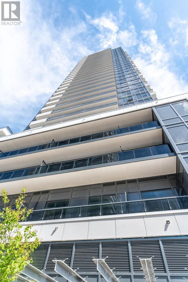 5105-5105 Hurontario St in Mississauga, ON - Building Photo - Building Photo