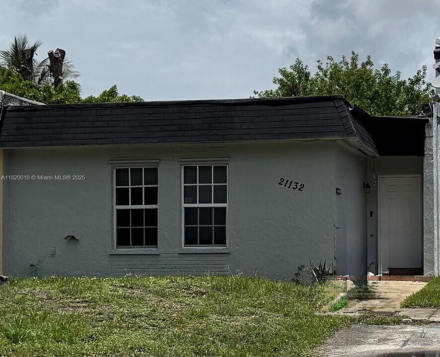 21132 NW 39th Ave in Miami Gardens, FL - Foto de edificio