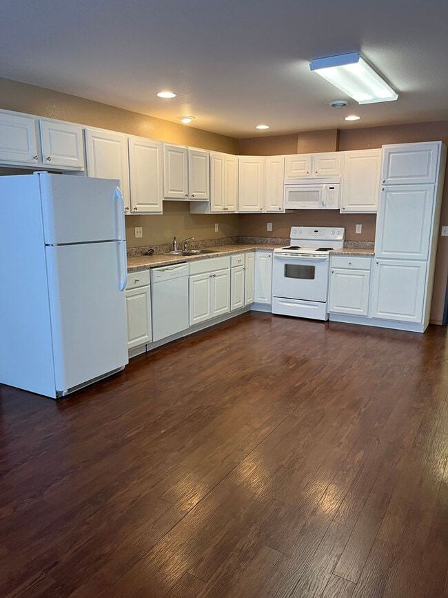 513-516 16th Ave Cir NE in Watertown, SD - Building Photo - Building Photo