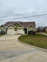 398 Mesa Dr, Unit B in Del Valle, TX - Building Photo