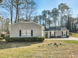 6823 Springwood Dr in Douglasville, GA - Building Photo