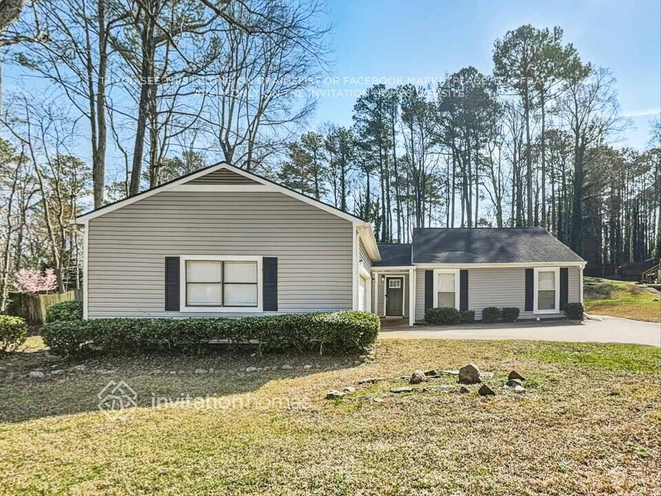 6823 Springwood Dr in Douglasville, GA - Foto de edificio