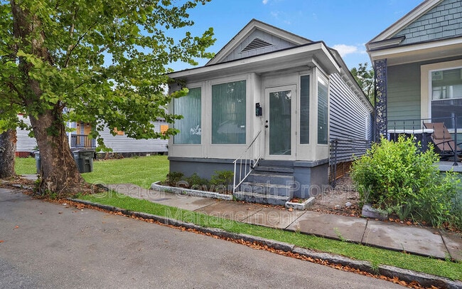 property at 612 W 42nd St