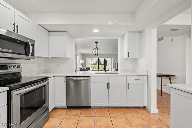 400 Misty Pines Cir in Naples, FL - Building Photo - Building Photo