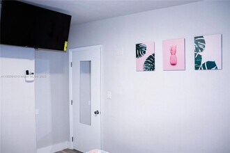 305 Phippen Waiters Rd in Dania Beach, FL - Foto de edificio - Building Photo