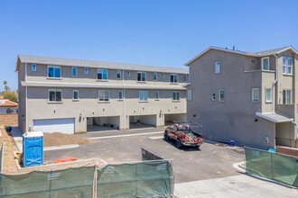 Carlton Oaks Townhomes in Santee, CA - Building Photo - Building Photo