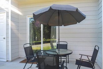 Room in Townhome on Laurel Ridge Cir in East Point, GA - Building Photo - Building Photo