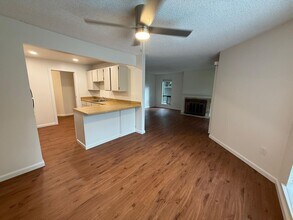 13735 15th Ave NE in Seattle, WA - Building Photo - Building Photo