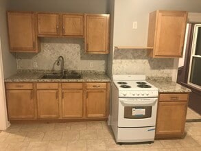 107 Reservoir Ave, Unit 3rd Floor in Pawtucket, RI - Foto de edificio - Building Photo