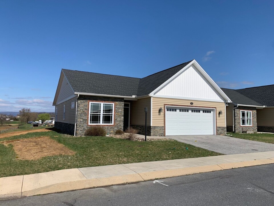 101 Blackbird Ln in Shippensburg, PA - Building Photo