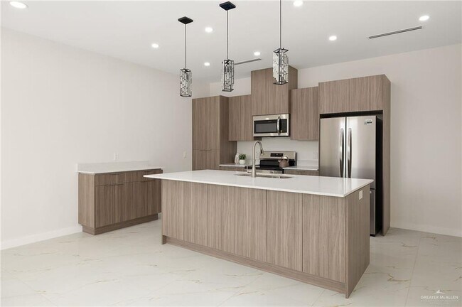 17 Bicentennial Blvd in McAllen, TX - Building Photo - Building Photo