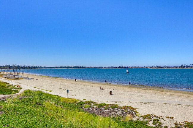 3733 Riviera Dr in San Diego, CA - Building Photo - Building Photo