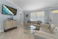 1320 Embassy Ln in Naples, FL - Foto de edificio - Building Photo