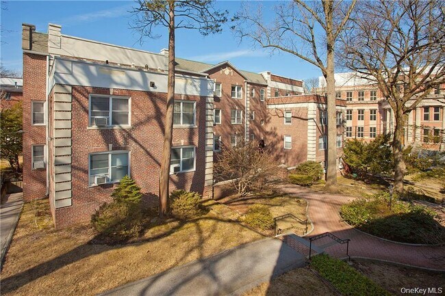 766 Palmer Rd in Yonkers, NY - Building Photo - Building Photo