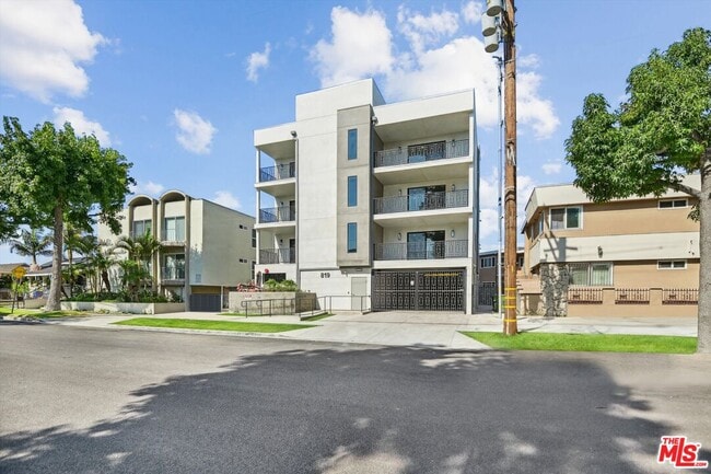 819 E La Palma Dr in Inglewood, CA - Building Photo - Building Photo