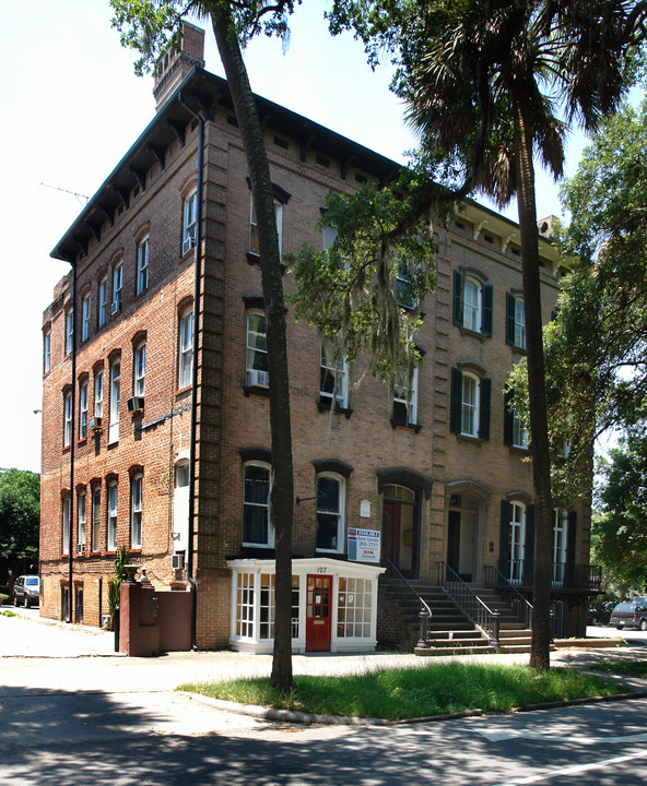 107 W Liberty St in Savannah, GA - Foto de edificio