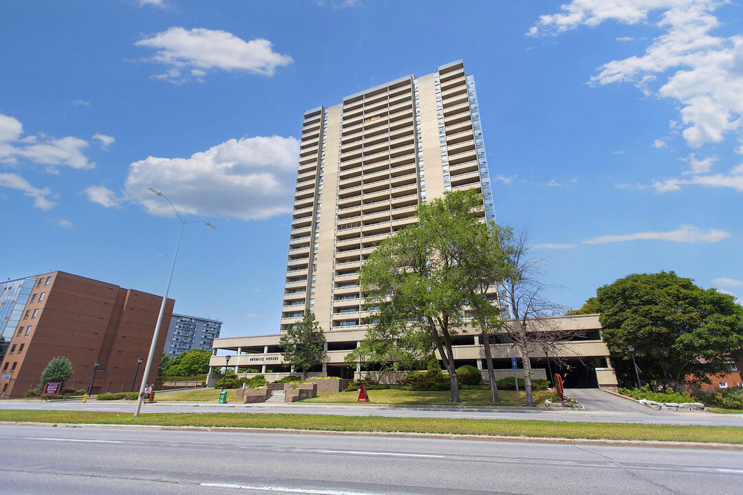 Bromley Square in Ottawa, ON - Building Photo