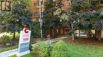 1030 Pearson Dr in Oakville, ON - Building Photo