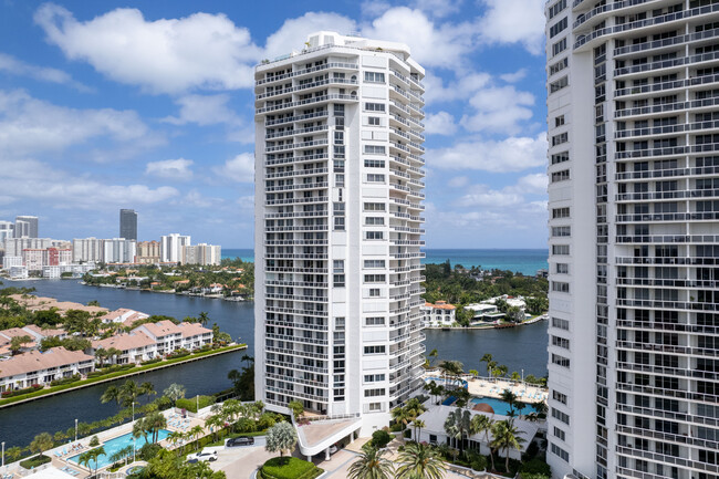 Tower 2 in Miami, FL - Foto de edificio - Building Photo