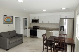 23470 Victory Blvd in Los Angeles, CA - Building Photo - Building Photo