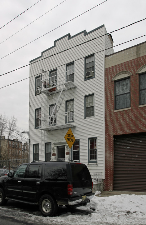 304 6th St in Jersey City, NJ - Building Photo