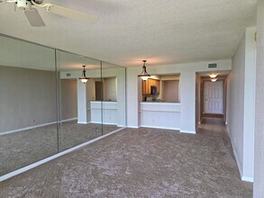 5801 Bahia Del Mar Cir in St. Petersburg, FL - Building Photo - Building Photo