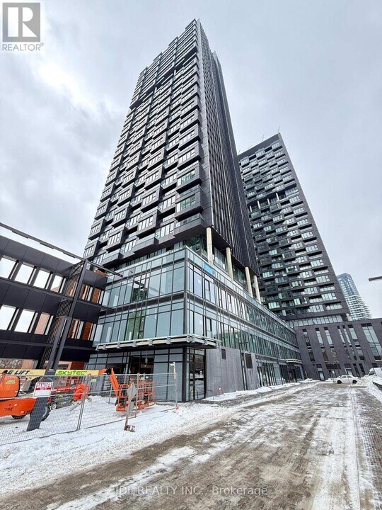 1 Quarrington Ln in North York, ON - Building Photo