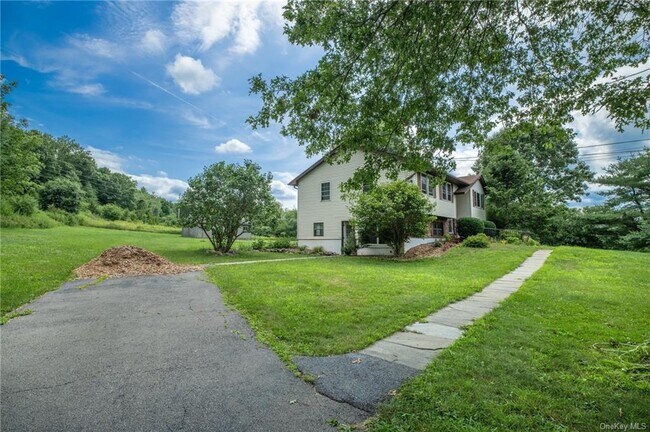 247 Sugar Loaf Mountain Rd in Chester, NY - Building Photo - Building Photo