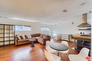 109 Dudley Ave in Los Angeles, CA - Building Photo