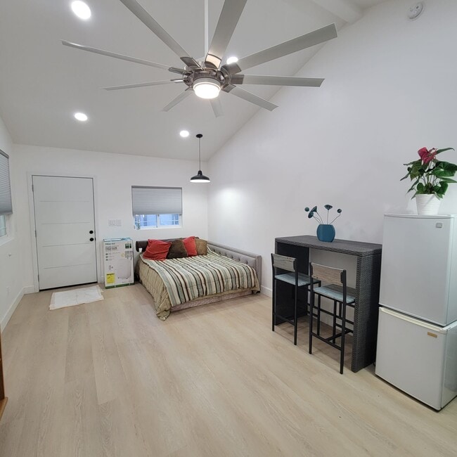 17351 Bullock St, Unit STUDIOGUESTHOUSE in Encino, CA - Building Photo - Building Photo