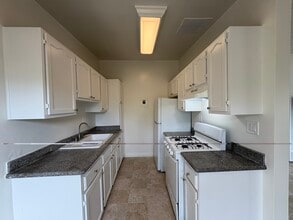 Cliff Manor Apartments in Garden Grove, CA - Building Photo - Building Photo