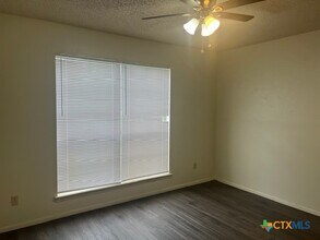 903 S Magnolia Ave in Luling, TX - Building Photo - Building Photo