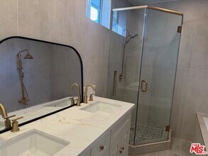 1222 N Virgil Ave in Los Angeles, CA - Building Photo - Building Photo