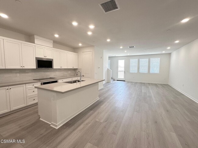 10726 Telegraph Rd in Ventura, CA - Building Photo - Building Photo