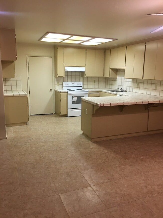 1180 Wilma Dr in Hollister, CA - Building Photo - Building Photo