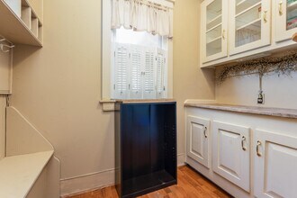 387 Pittstown Rd in Franklin Township, NJ - Foto de edificio - Building Photo