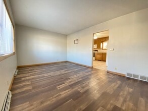1122 S Division St in Cedar Falls, IA - Building Photo - Building Photo
