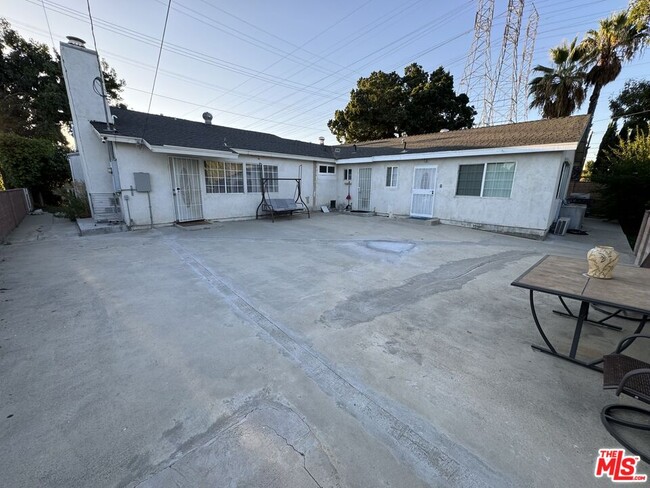 11330 Balboa Blvd in Los Angeles, CA - Building Photo - Building Photo