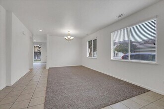 566 Del Mar Cir in Vacaville, CA - Building Photo - Building Photo