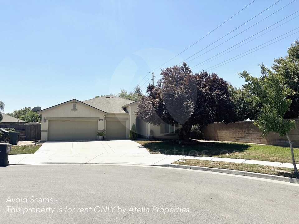 3701 East Harter Court in Visalia, CA - Building Photo