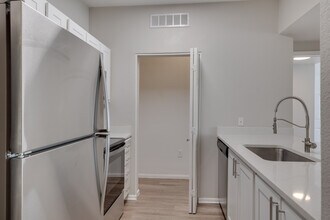 Highlands at Spectrum in Gilbert, AZ - Foto de edificio - Interior Photo