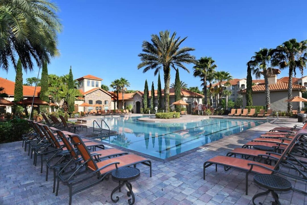 8020 Tuscany Way, Unit 6207 in Davenport, FL - Building Photo